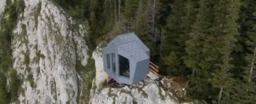 Cazare gratuită, în inima munților, în cabinele panoramice de lângă Lacul Roșu. Peisajele sunt ireale