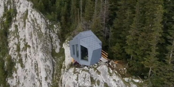 Cazare gratuită, în inima munților, în cabinele panoramice de lângă Lacul Roșu. Peisajele sunt ireale
