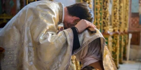 Scandal amoros cu un preot de parohie în centrul atenției. Bărbatul ar fi fost prins în pat cu amanta. Enoriaș: „Problema e că s-a aflat”