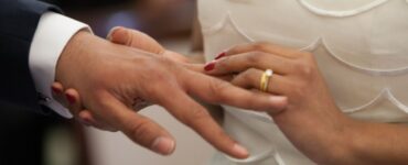Un bărbat și o femeie botezați de aceiași nași se pot căsători? Ce spun preoții