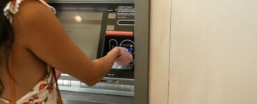 Ce se întâmplă acum când mergi la un bancomat, o casă de schimb valutar sau la o bancă