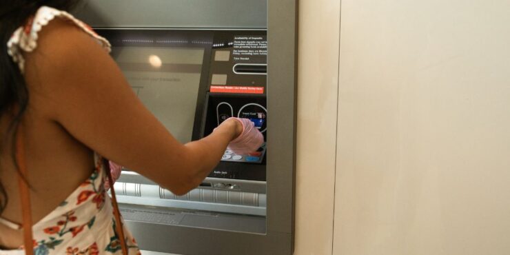 Ce se întâmplă acum când mergi la un bancomat sau o casă de schimb valutar. Noile schimbări au intrat în vigoare 25 Ce se întâmplă acum când mergi la un bancomat, o casă de schimb valutar sau la o bancă