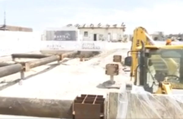 Ultima modă de distracție pe litoral: șampanie adusă cu excavatorul și servită cu lopata. Au aruncat cu banii pentru băuturi fine, aduse în cuva unui utilaj 27