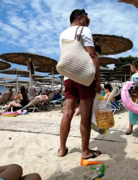 Apariție șocantă pe o plajă din Thassos. Un turist a uimit întreg internetul: ,,Wow! Oare ce era acolo? E de-al nostru. Să ni-l asumăm…” 26 aparitie turistâ