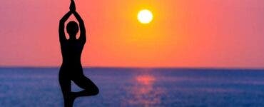 Aceste 10 poziții simple de yoga te vor ajuta să scapi de grăsimea de pe burtă
