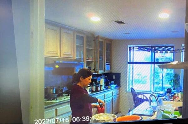 Un bărbat a instalat o cameră ascunsă în bucătărie și a văzut ce-i punea soția în mâncare. Individul s-a dus cu filmarea la Poliție