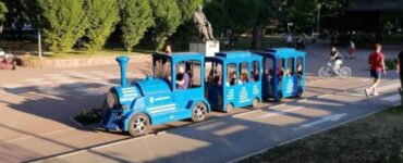 Trei copii din Bistrița au fost duşi la spital după ce trenuleţul care îi plimba prin parc s-a răsturnat