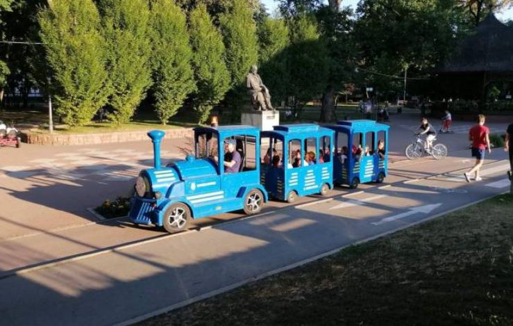 Trei copii din Bistrița au fost duşi la spital după ce trenuleţul care îi plimba prin parc s-a răsturnat 25 Trei copii din Bistrița au fost duşi la spital după ce trenuleţul care îi plimba prin parc s-a răsturnat