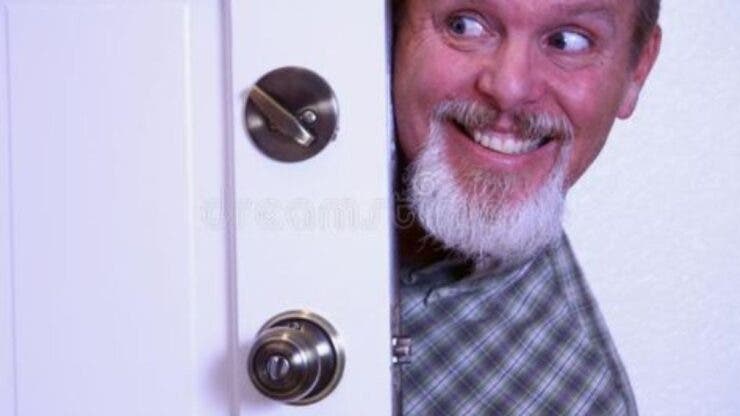 Președintele de bloc poate intra în orice locuință din clădire FĂRĂ acordul proprietarului. Iată în ce situații și ce riști dacă nu îi permiți accesul