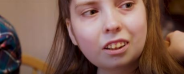 Povestea tinerei căreia îi este foame în permanență și ar mânca orice. De ce sindrom suferă și de ce este periculos să fie lăsată singură