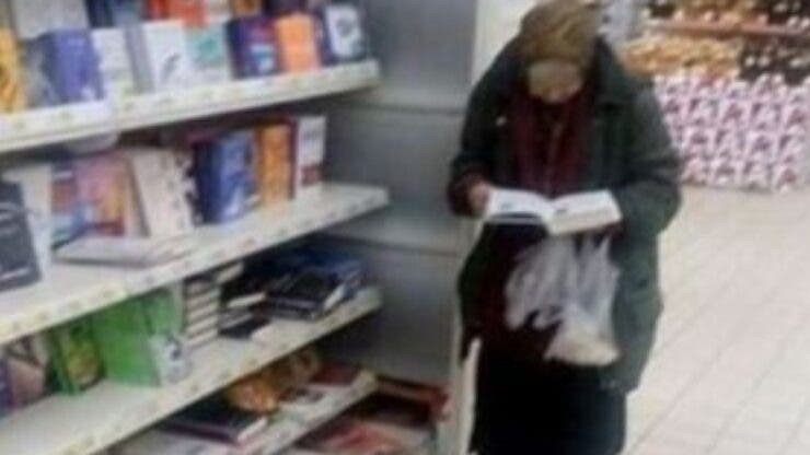 Bătrâna care citea cărțile de la raft dintr-un magazin, pentru că nu avea bani să le cumpere. Ce au făcut angajații pentru ea