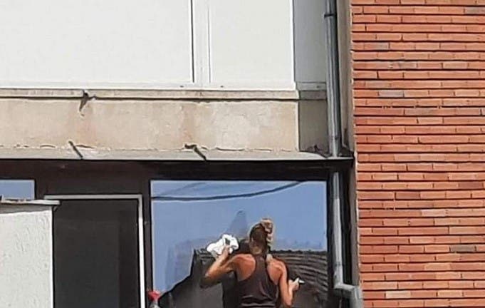 O femeie cu posteriorul aproape gol, aflată pe un balcon, în Târgu Jiu, a atras toate privirile. Imaginea cu ea a devenit virală