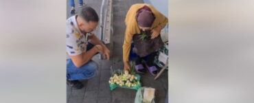 Cum a ajutat un tânăr o bătrână care vindea ceapă. Cu lacrimi în ochi, femeia și-a făcut semnul crucii. Imagini emoționante