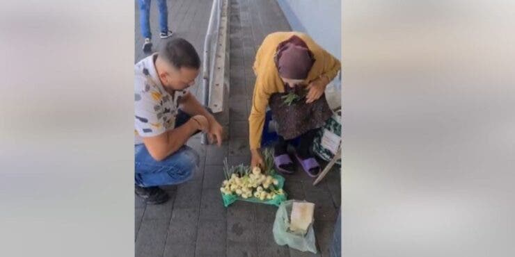Cum a ajutat un tânăr o bătrână care vindea ceapă. Cu lacrimi în ochi, femeia și-a făcut semnul crucii. Imagini emoționante