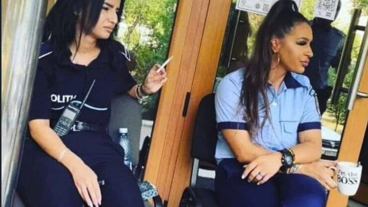 Ce au pățit două polițiste din București, surprinse în timp ce fumează și beau cafea în timpul programului. Fotografia a devenit virală pe Internet 25 politiste