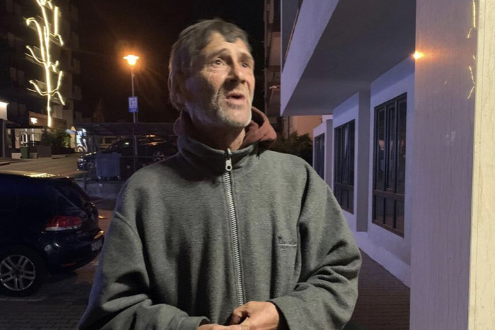 Nea Ion a emoționat o țară întreagă. Povestea tristă a omului fără adăpost, care-și duce traiul așa cum poate. Cum a fost găsit la o ghenă de gunoi 25