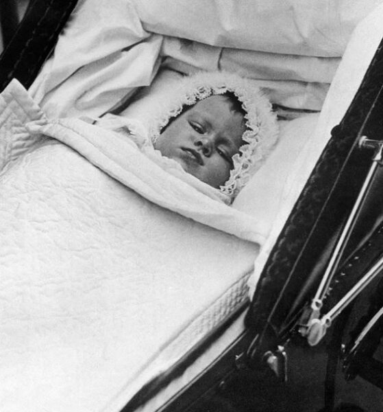 FOTO Cum arăta Regina Elisabeta a II-a când era bebeluș 26 regina Elisabeta a II-a
