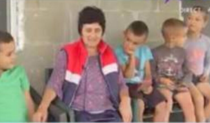 Mamaia Dorina își crește singură nepoții, lăsați singuri pe lume. Bunica abia se descurcă cu cei mici: ”Mă chinui” 25