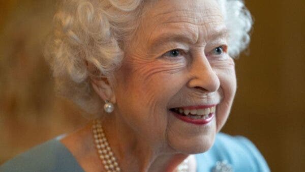 Povestea ultimei fotografii publice cu Regina Elisabeta a II-a. În ce context a avut loc și ce discuții a purtat suverana