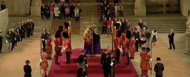Un soldat din Garda Regală a leșinat lângă catafalcul Reginei Elisabeta a II-a, în Westminster Hall