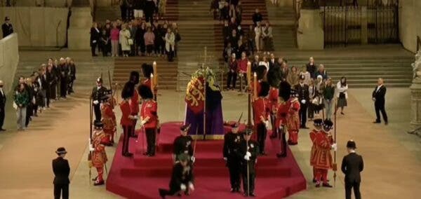 Un soldat din Garda Regală a leșinat lângă catafalcul Reginei Elisabeta a II-a, în Westminster Hall