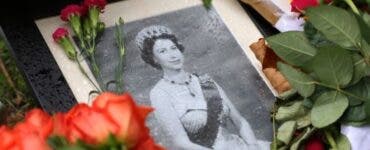 O fetiță a lăsat un mesaj, câteva flori și o poză, ca omagiu pentru Regina Elisabeta a II-a. Ce a scris în mesaj e de-a dreptul copleșitor