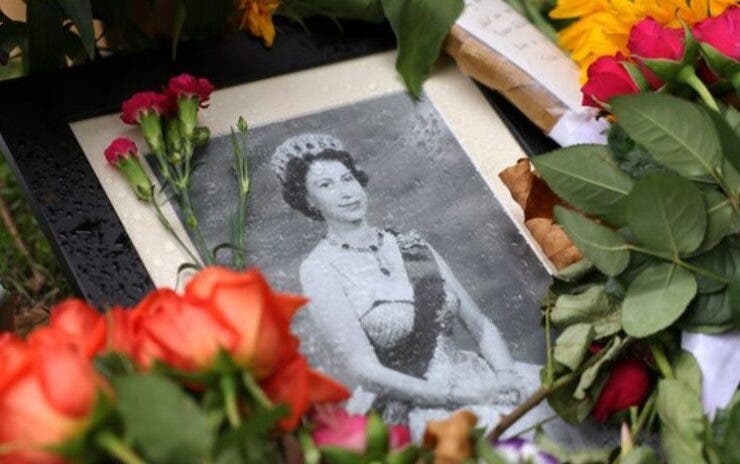 O fetiță a lăsat un mesaj, câteva flori și o poză, ca omagiu pentru Regina Elisabeta a II-a. Ce a scris în mesaj e de-a dreptul copleșitor
