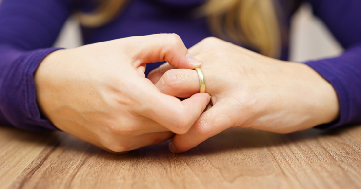 3 metode eficiente prin care poți scoate verigheta sau inelul de logodnă de pe deget dacă s-a blocat