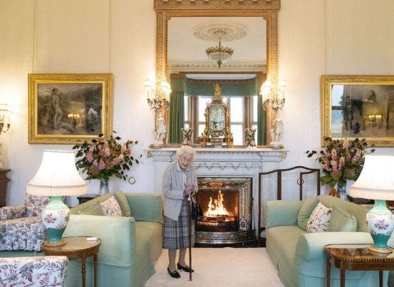 Povestea ultimei fotografii publice cu Regina Elisabeta a II-a. În ce context a avut loc și ce discuții a purtat suverana