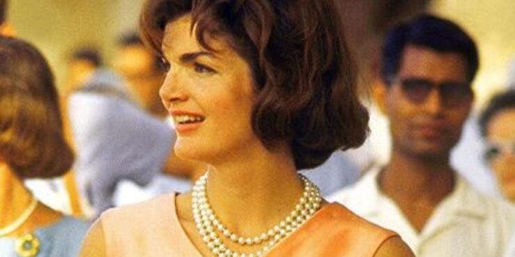 Jackie Kennedy, fostă Primă Doamnă a Statelor Unite și apoi soţie de miliardar, adora să poarte perle artificiale