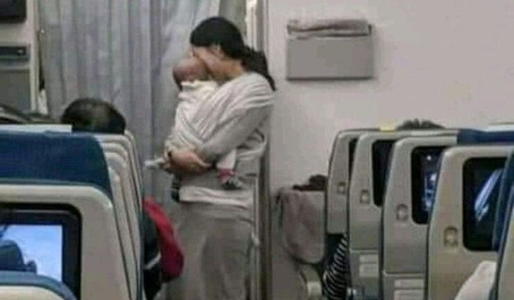 Ce a putut să facă o mamă care era cu bebelușul ei în avion. Călătorii n-au mai trecut niciodată prin asta