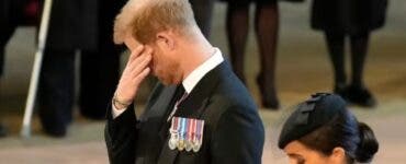 De ziua lui de naștere, Prințul Harry poartă doliu după moartea bunicii mult iubite, Regina Elisabeta a II-a. Ar sărbători în cadru restrâns, cu o pizza