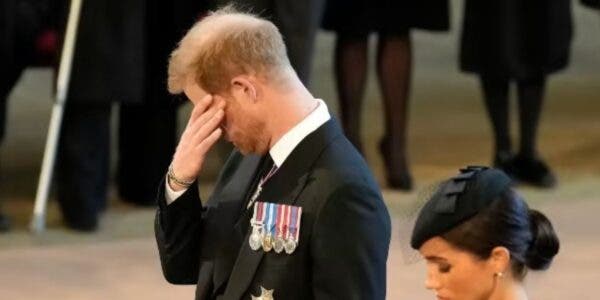 De ziua lui de naștere, Prințul Harry poartă doliu după moartea bunicii mult iubite, Regina Elisabeta a II-a. Ar sărbători în cadru restrâns, cu o pizza