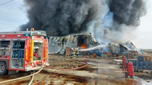 Două depozite din Voluntari au luat foc. Incendiu de proporții și risc de poluare în zonă. Explozii succesive în interiorul clădirii 30