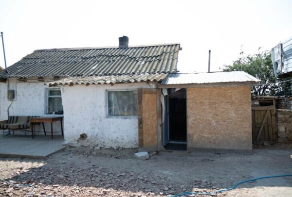 Au transformat un grajd într-o casă primitoare. Radu, Ștefan, Andrei și mama lor au fugit de tatăl abuziv și s-au lovit de multe greutăți. Povestea lor de viață a emoționat întreaga țară 27