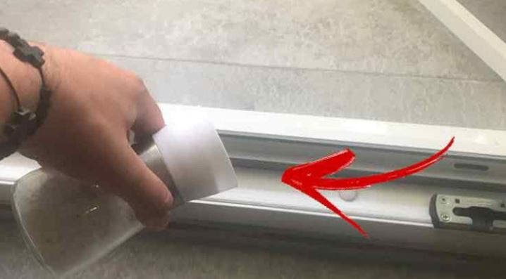 Ce se întâmplă dacă pui sare pe tocul ușilor și al geamurilor. O să vrei să repeți asta