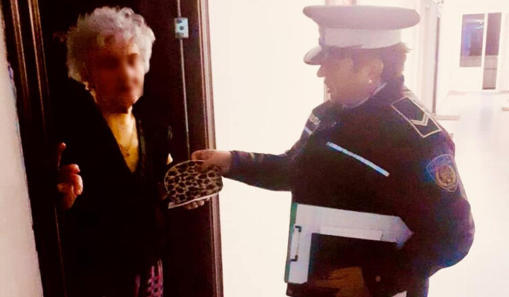 O bătrână s-a trezit cu polițiștii la ușă. Pensionara a avut parte de o sperietură zdravănă când i-a văzut. Ce s-a întâmplat, de fapt 25