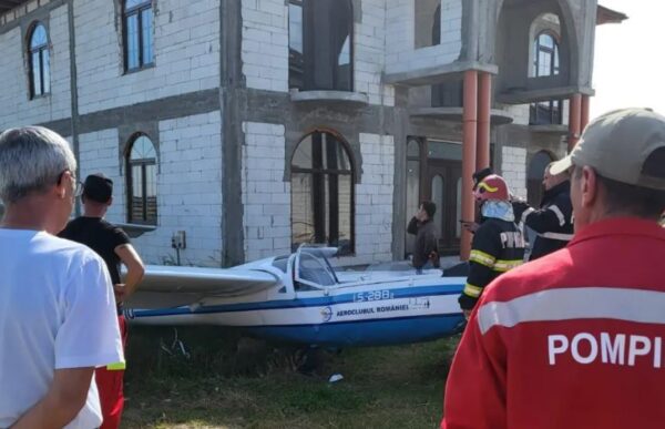 O fată de 17 ani s-a prăbușit cu planorul în curtea unei locuințe din Dolj. E în stare gravă, în spital 26 planor