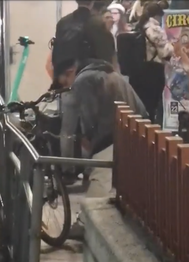Nimeni nu l-a oprit. Un bărbat a furat o bicicletă, ziua în amiaza mare, și nimeni n-a intervenit. Cum a reușit Poliția să-l prindă 28