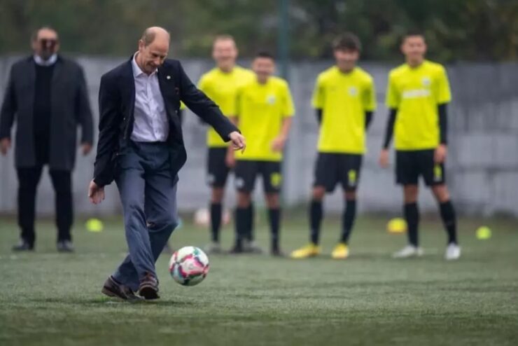 Prințul Edward, fratele Regelui Charles al III-lea, a venit în România. El a bătut mingea cu copiii de la Academia de Fotbal Viitorul Cluj. Care e motivul vizitei