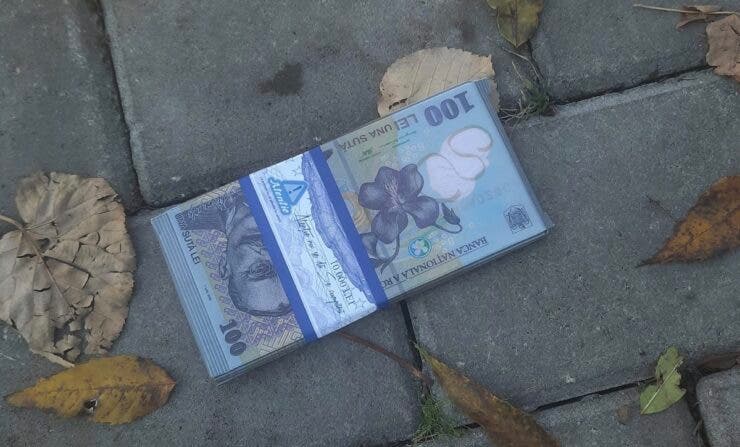 Un tânăr a găsit un teanc de bani trântit în mijlocul drumului. Surpriză colosală când a vrut să-i numere