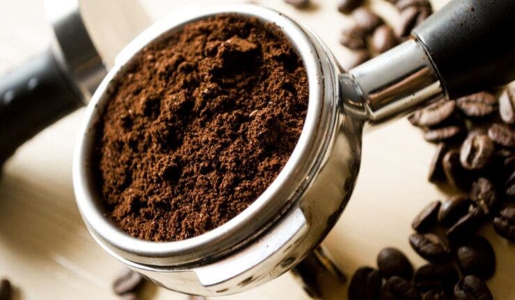 Ce se întâmplă dacă pui zaț de cafea într-o șosetă și îl lași peste noapte. Sună ciudat, dar îți poate fi de folos