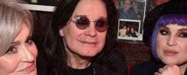 Ozzy Osbourne, bolnav de Parkinson, e într-o stare tot mai fragilă. Filmat pe stradă, se mișcă cu dificultate și tremură. Soția lui: „Când mă uit la el și el nu știe, îmi vine să plâng”
