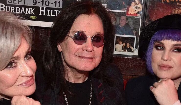Ozzy Osbourne, bolnav de Parkinson, e într-o stare tot mai fragilă. Filmat pe stradă, se mișcă cu dificultate și tremură. Soția lui: „Când mă uit la el și el nu știe, îmi vine să plâng”