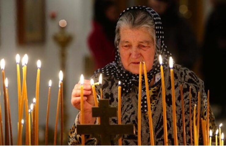 Lecția de viață pe care o bătrânică i-a oferit-o preotului Leonida 25 batranica biserica