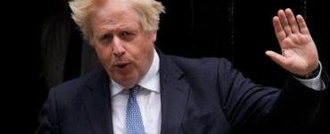 Boris Johnson, fotografiat cu cămașa ieșită din pantaloni când saluta mulțimea. Ce se observă în imagine