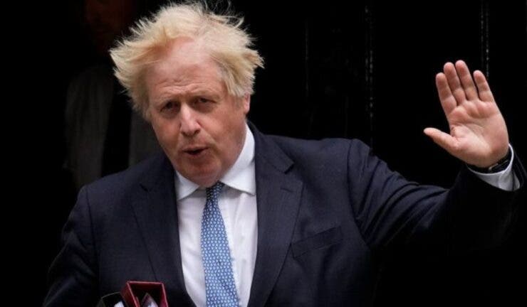 Boris Johnson, fotografiat cu cămașa ieșită din pantaloni când saluta mulțimea. Ce se observă în imagine