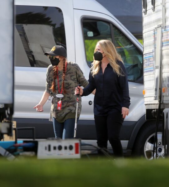 O mai țineți minte pe Kelly din «Familia Bundy»? La 50 de ani, Christina Applegate folosește bastonul pentru a se deplasa 28 christina applegate