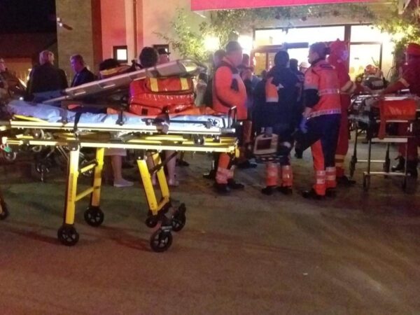 Au crezut că e cutremur, dar era tavanul care le pica în cap. Momente de panică la o nuntă, după ce bucăți întregi de rigips au căzut pe mese 28