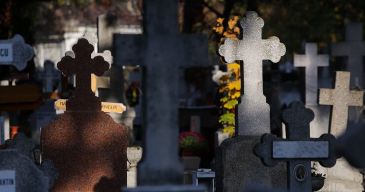 De ce se pupă mâna mortului. Care sunt superstițiile vechi legate de înmormântare 25 De ce se pupă mâna mortului